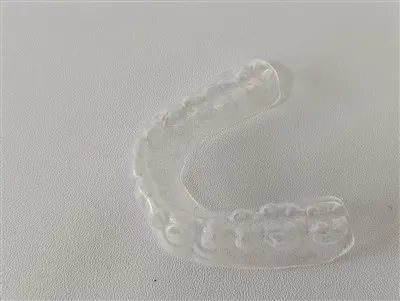 مختبر طب الأسنان في صينية التبييض